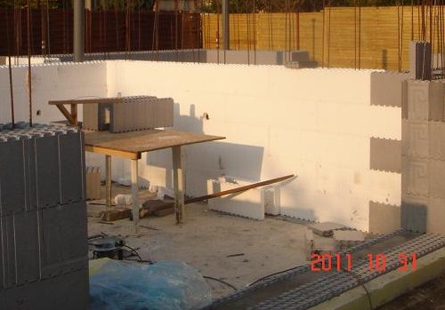 A lemezalapra még rájön 18 cm EPS és burkolat, ez még talaj alatti rész, ennek az oldalszigetelését neveztem "lábazati szigetelésnek" rétegrend